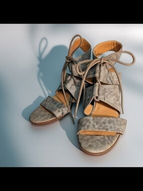 NWOT Born In California Vegan Taupe Heeled Lace-Up Textured Sandals Size 8